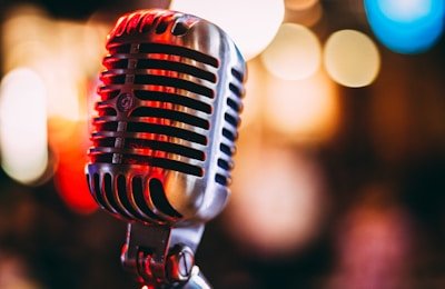 51吃瓜网官网：某知名歌手演唱会假唱被实锤，观众现场录音曝光