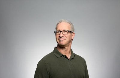 51吃瓜网官网：顶流偶像机场耍大牌，工作人员怒斥其态度恶劣