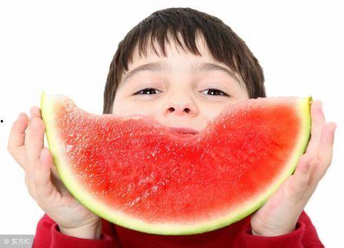 胖小孩吃瓜,胖小孩的甜蜜瓜果时光