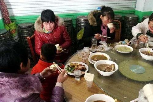 酒席吃瓜的大妈,揭秘餐桌上的趣味瞬间