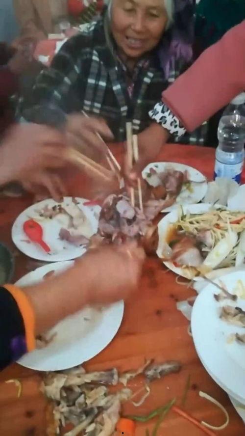 酒席吃瓜的大妈,揭秘餐桌上的趣味瞬间