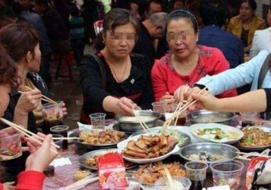 酒席吃瓜的大妈,揭秘餐桌上的趣味瞬间