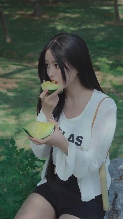 美女吃瓜好吃吗,美味与颜值并存，好吃吗？一探究竟