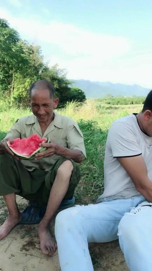 爷爷和姥爷吃瓜,爷爷姥爷的夏日瓜香时光