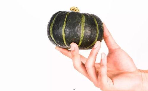 小孩在吃瓜的样子