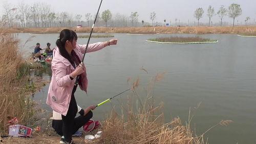 钓鱼佬河边吃瓜,揭秘民间趣事